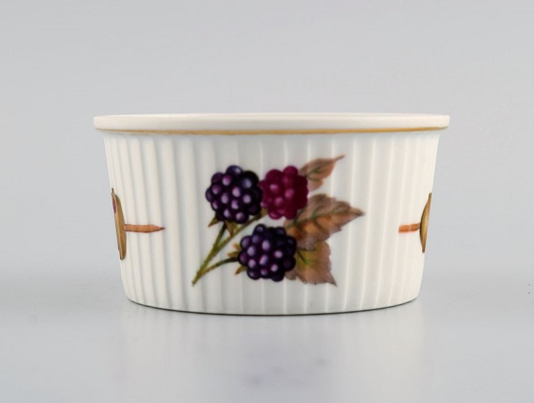 Royal Worcester, England. Eight small Evesham porcelain bowls decorated with fruits and gold rim. - 3