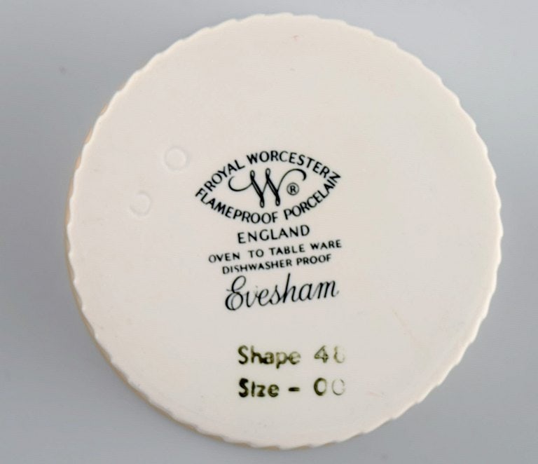 Royal Worcester, England. Eight small Evesham porcelain bowls decorated with fruits and gold rim. - 4