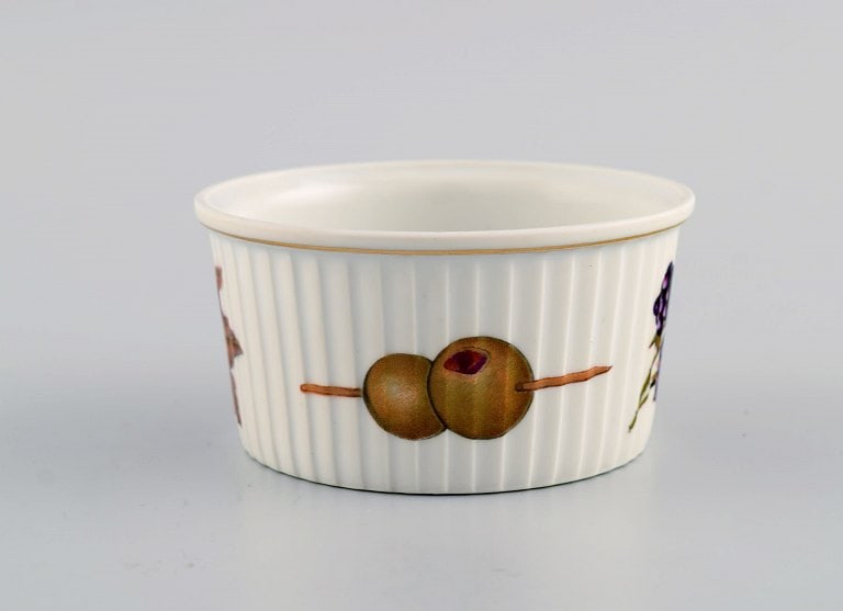 Royal Worcester, England. Six small Evesham porcelain bowls decorated with fruits and gold rim. - 2