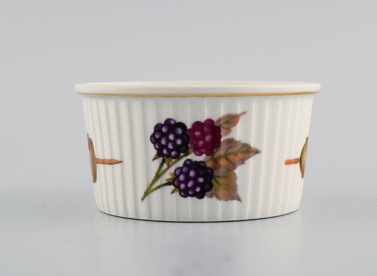 Royal Worcester, England. Six small Evesham porcelain bowls decorated with fruits and gold rim. - 3