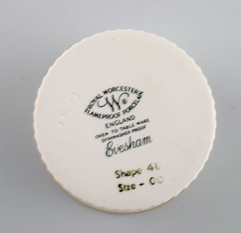 Royal Worcester, England. Six small Evesham porcelain bowls decorated with fruits and gold rim. - 4