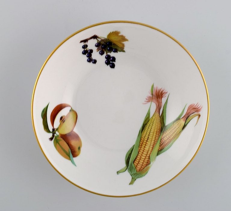 Royal Worcester, England. Eight Evesham porcelain bowls decorated with fruits and gold rim. 1980s. - 2