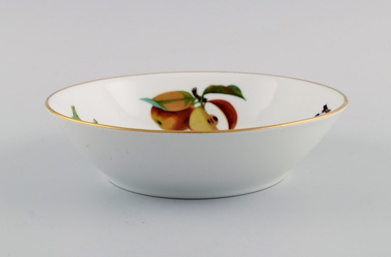 Royal Worcester, England. Eight Evesham porcelain bowls decorated with fruits and gold rim. 1980s. - 5
