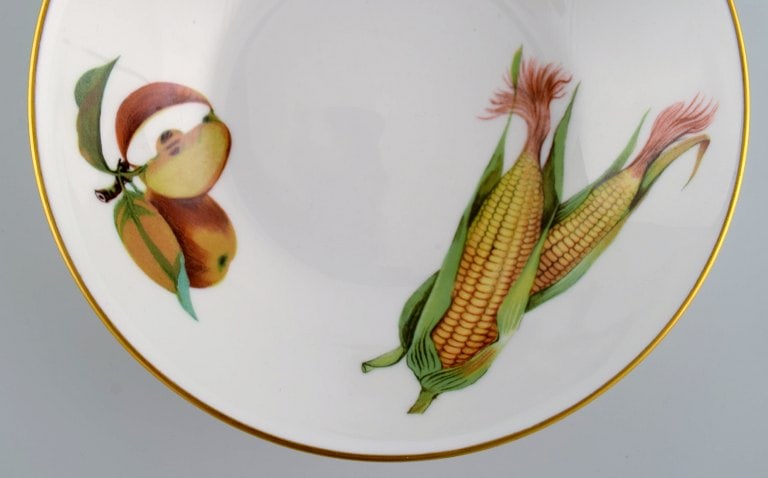 Royal Worcester, England. Four Evesham porcelain bowls decorated with fruits and gold rim. 1980s. - 3