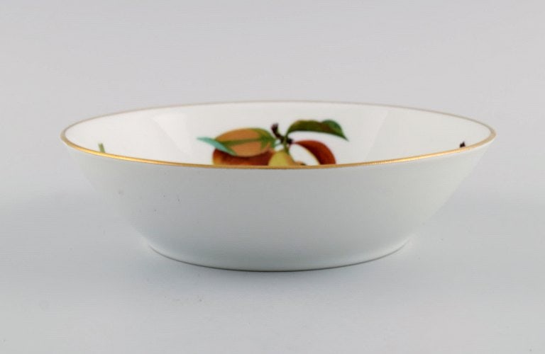 Royal Worcester, England. Four Evesham porcelain bowls decorated with fruits and gold rim. 1980s. - 5