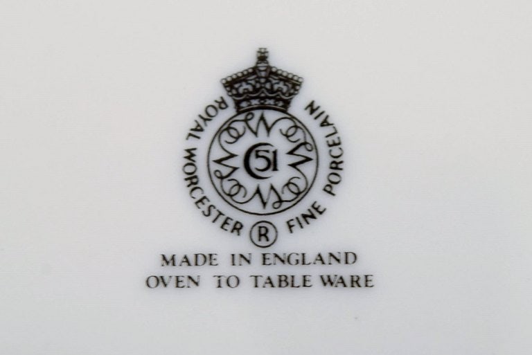 Royal Worcester, England. Four Evesham porcelain bowls decorated with fruits and gold rim. 1980s. - 6