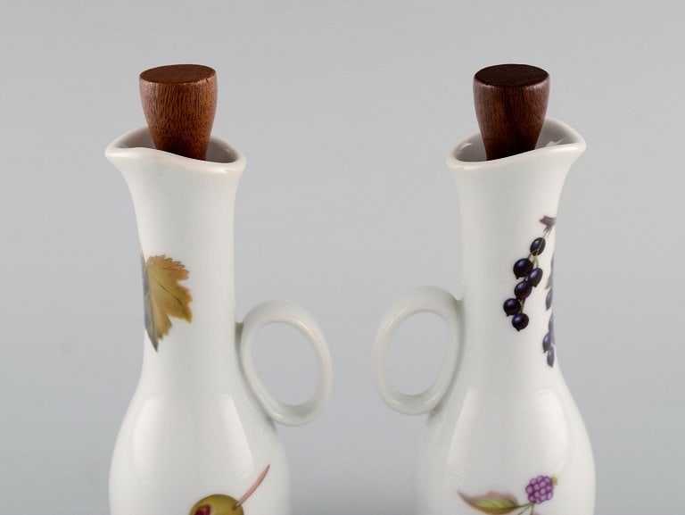 Royal Worcester, England. Evesham oil / vinegar set in porcelain decorated with fruits. Cork in - 3