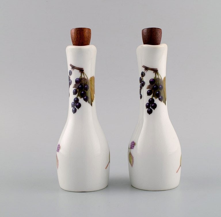 Royal Worcester, England. Evesham oil / vinegar set in porcelain decorated with fruits. Cork in - 4