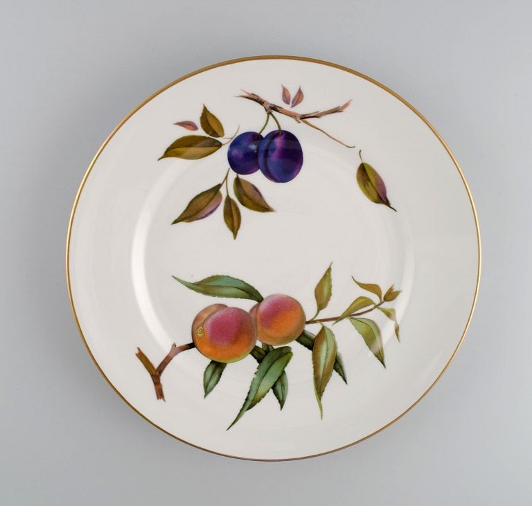 Royal Worcester, England. Eight Evesham dinner plates in porcelain decorated with fruits and gold - 2