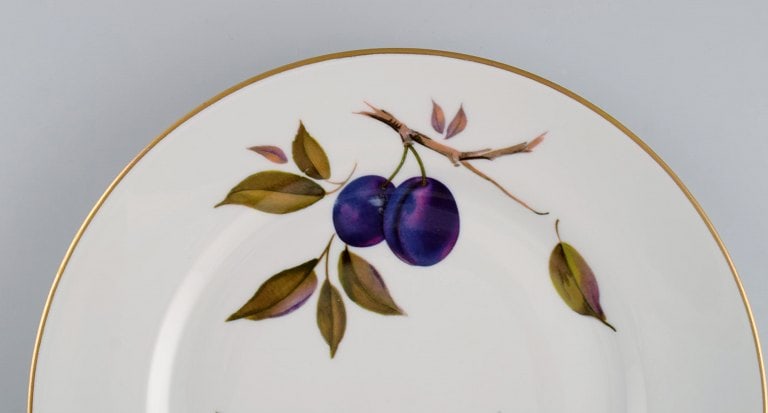 Royal Worcester, England. Eight Evesham dinner plates in porcelain decorated with fruits and gold - 3