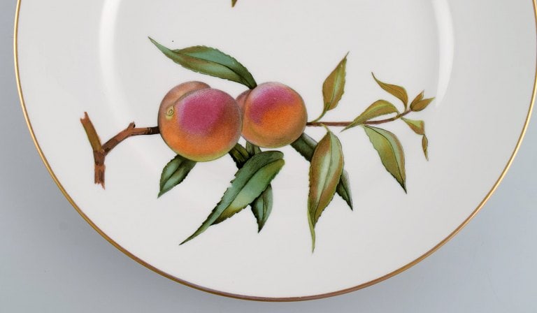 Royal Worcester, England. Eight Evesham dinner plates in porcelain decorated with fruits and gold - 4