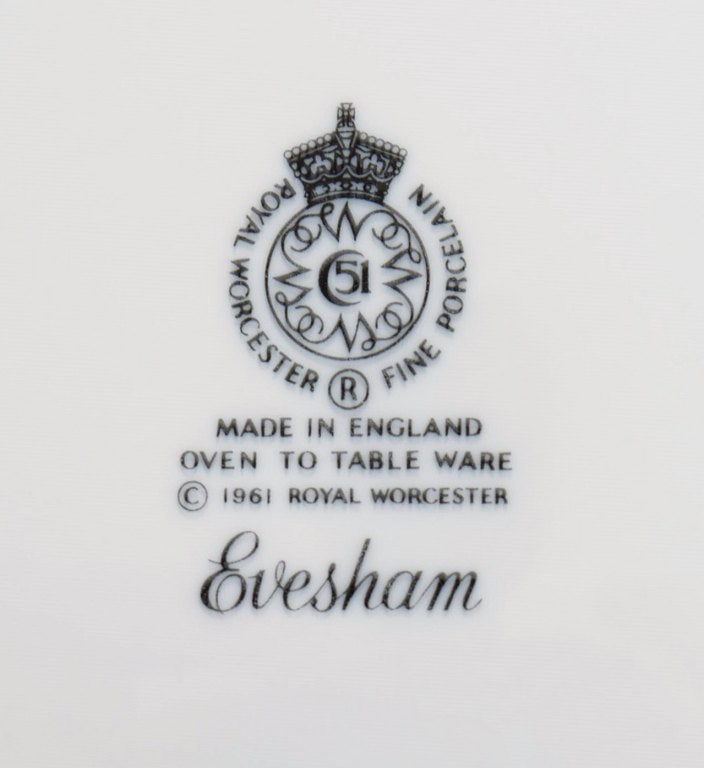 Royal Worcester, England. Eight Evesham dinner plates in porcelain decorated with fruits and gold - 5