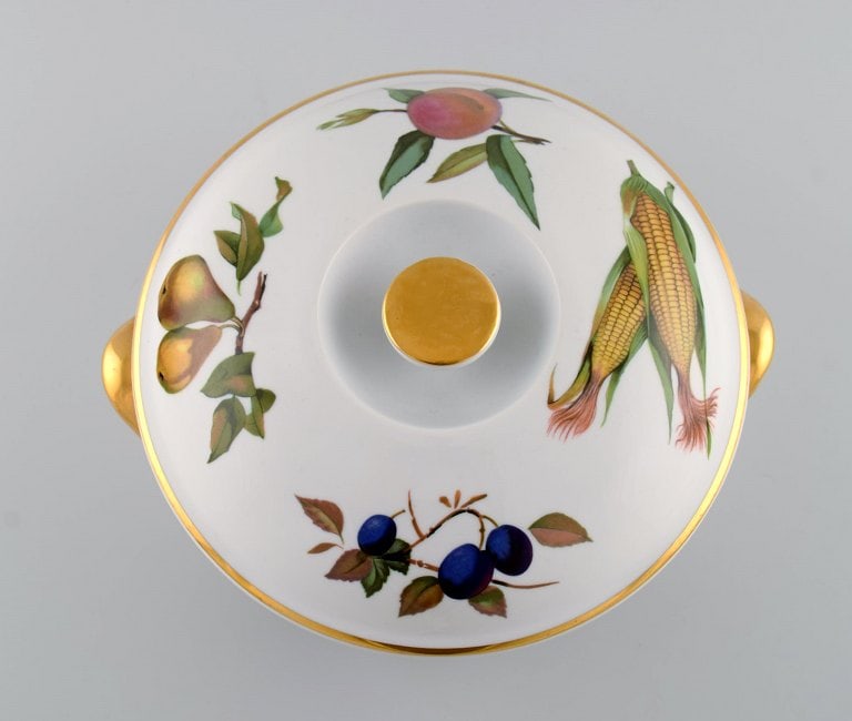 Royal Worcester, England. Large Evesham lidded tureen in porcelain decorated with fruits and gold - 3