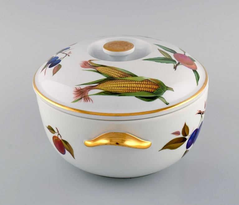 Royal Worcester, England. Large Evesham lidded tureen in porcelain decorated with fruits and gold - 4