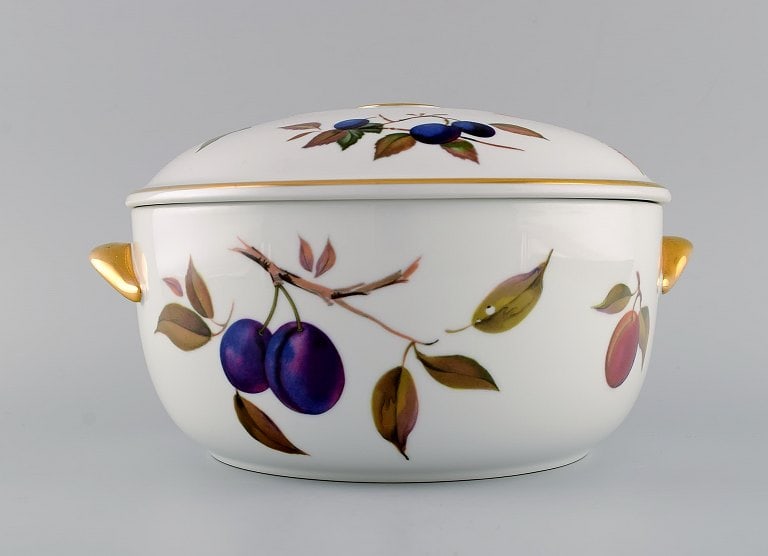 Royal Worcester, England. Large Evesham lidded tureen in porcelain decorated with fruits and gold - 2