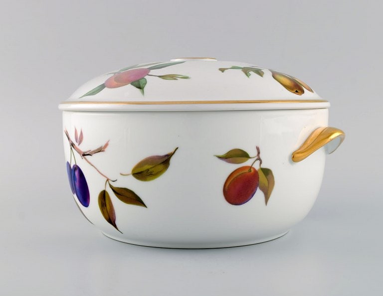 Royal Worcester, England. Large Evesham lidded tureen in porcelain decorated with fruits and gold - 7