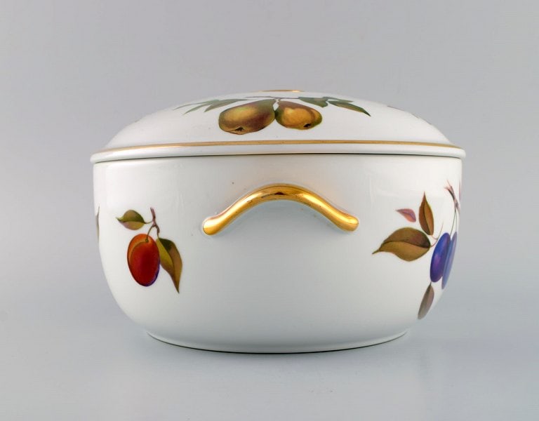 Royal Worcester, England. Large Evesham lidded tureen in porcelain decorated with fruits and gold - 8