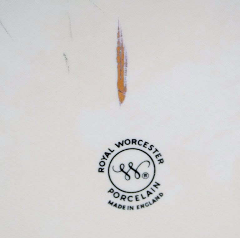 Royal Worcester, England. Large Evesham lidded tureen in porcelain decorated with fruits and gold - 9