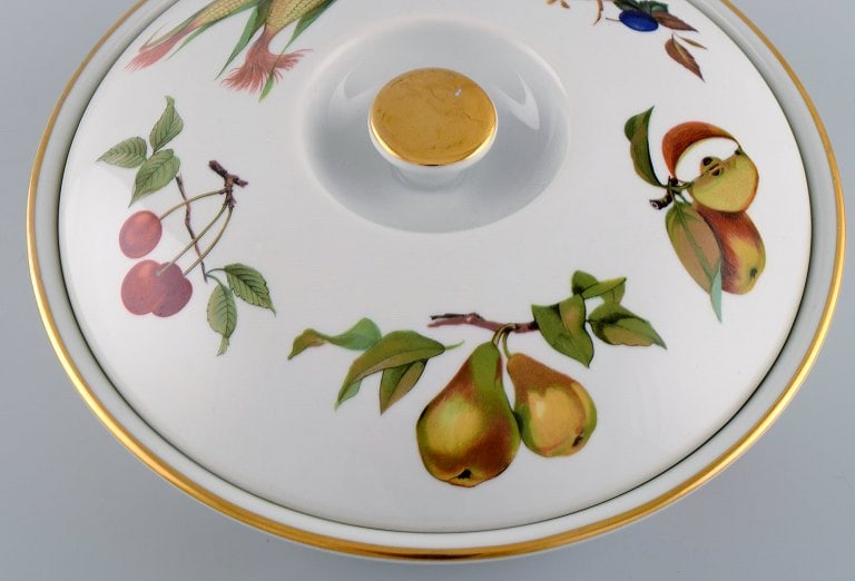Royal Worcester, England. Evesham lidded tureen in porcelain decorated with fruits and gold rim. - 5