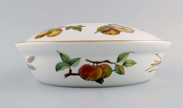 Royal Worcester, England. Evesham lidded tureen in porcelain decorated with fruits and gold rim. - 7