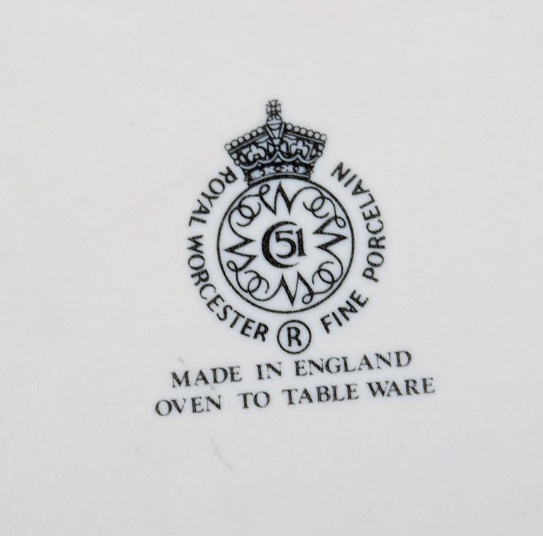 Royal Worcester, England. Evesham lidded tureen in porcelain decorated with fruits and gold rim. - 8