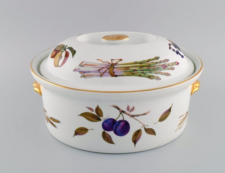 Royal Worcester, England. Large Evesham lidded tureen in porcelain decorated with fruits and gold - 4