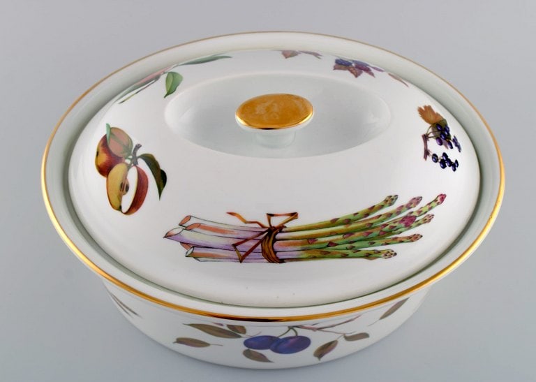 Royal Worcester, England. Large Evesham lidded tureen in porcelain decorated with fruits and gold - 5