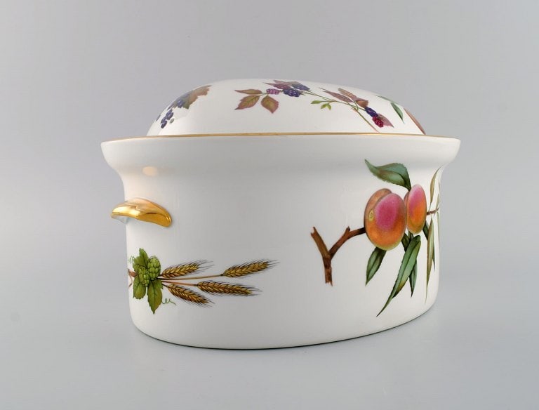 Royal Worcester, England. Large Evesham lidded tureen in porcelain decorated with fruits and gold - 7