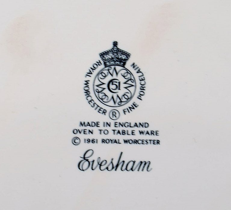 Royal Worcester, England. Large Evesham lidded tureen in porcelain decorated with fruits and gold - 8