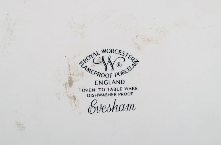 Royal Worcester, England. Two Evesham pie dishes in porcelain decorated with fruits and gold rim. - 5