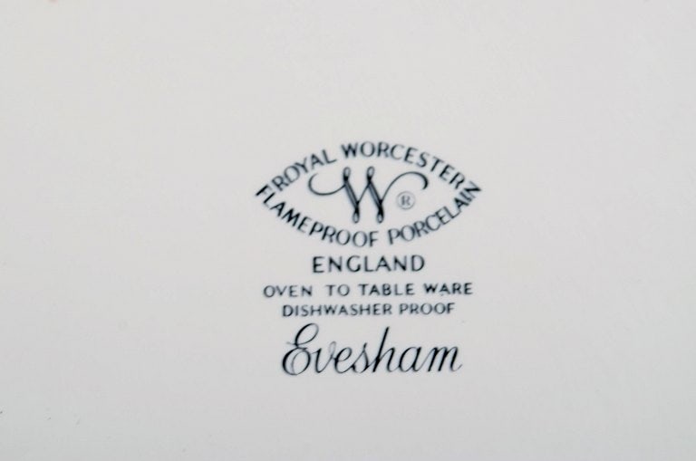 Royal Worcester, England. Two Evesham pie dishes in porcelain decorated with fruits and gold rim. - 6