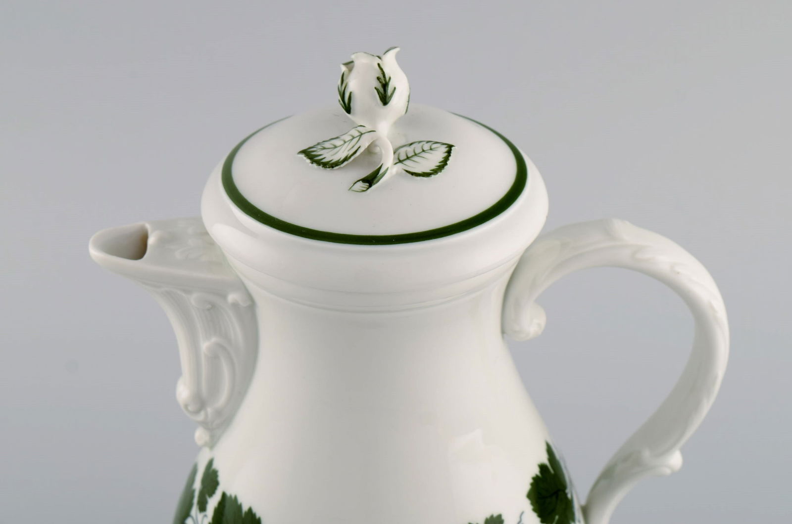 Meissen Green Ivy Vine. Coffee pot, sugar bowl and creamer in hand-painted porcelain. Lid modeled - 2