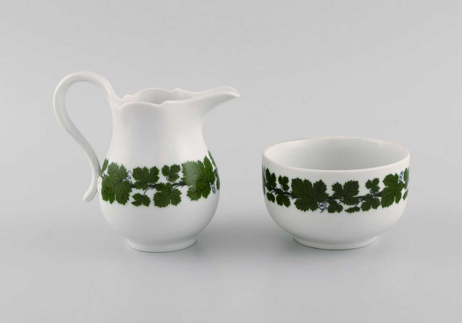 Meissen Green Ivy Vine. Coffee pot, sugar bowl and creamer in hand-painted porcelain. Lid modeled - 7
