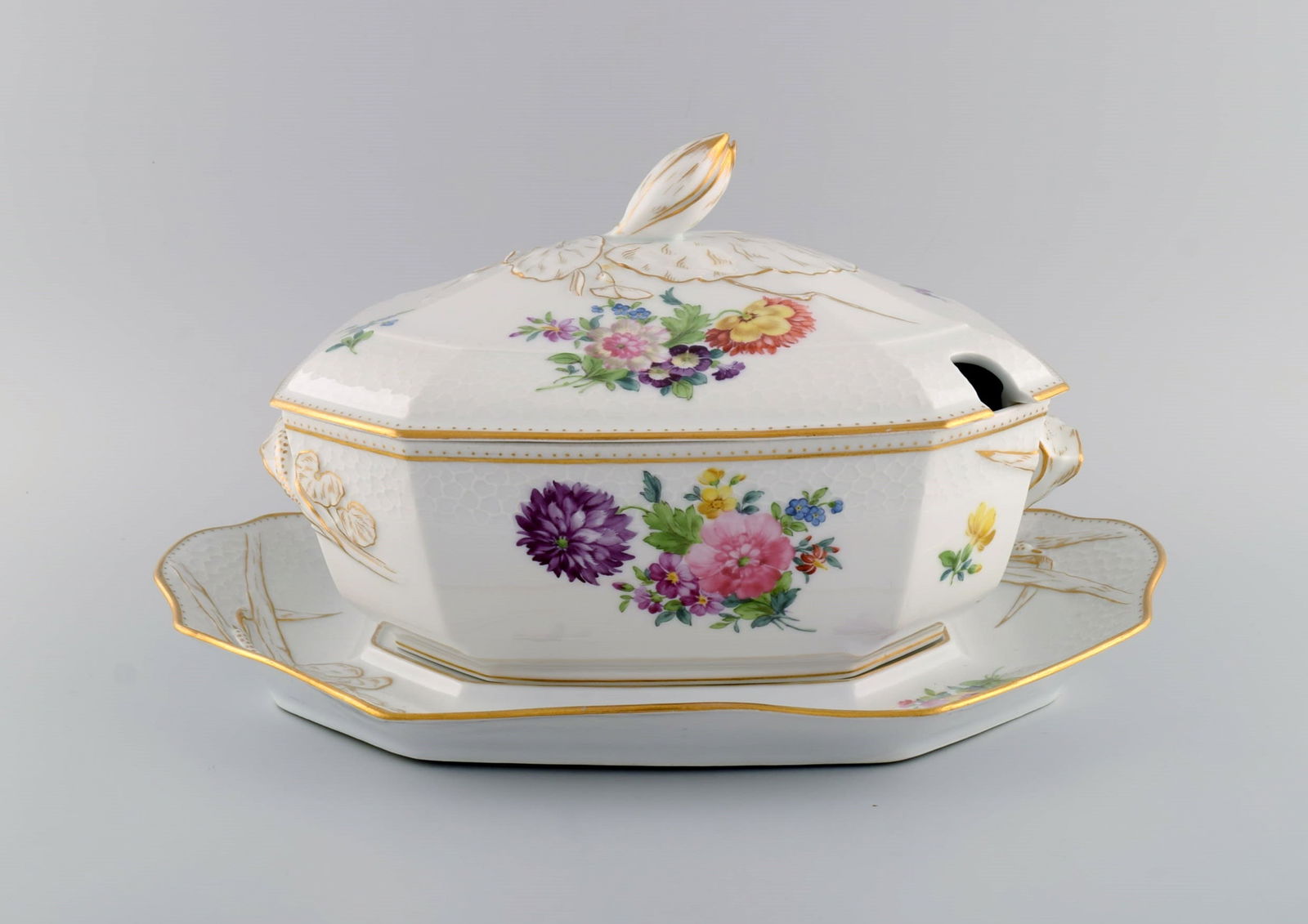 Royal Copenhagen Saxon Flower special version. Large and rare lidded tureen with saucer. Lid and: Title: Royal Copenhagen Saxon Flower special version. Large and rare lidded tureen with saucer. Lid and handles modeled as foliage. Hand painted flowers and gold decoration. Approx. 1900. Description: