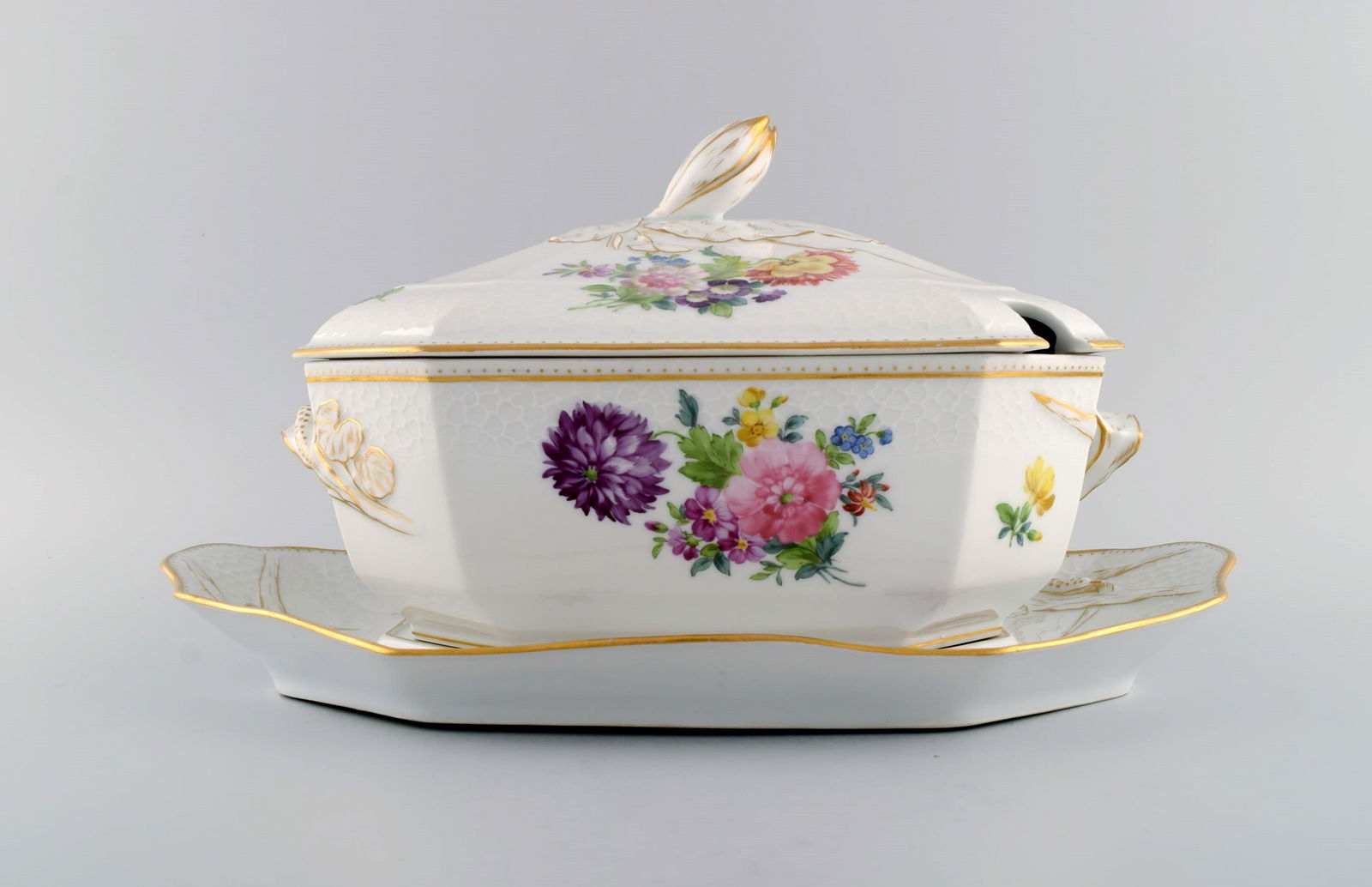 Royal Copenhagen Saxon Flower special version. Large and rare lidded tureen with saucer. Lid and - 2
