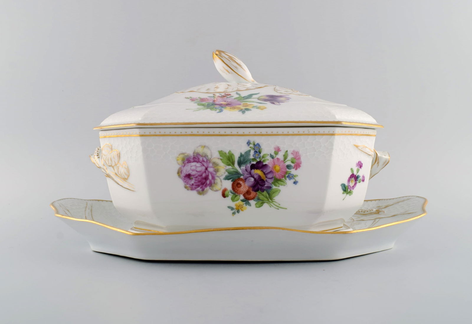 Royal Copenhagen Saxon Flower special version. Large and rare lidded tureen with saucer. Lid and - 3