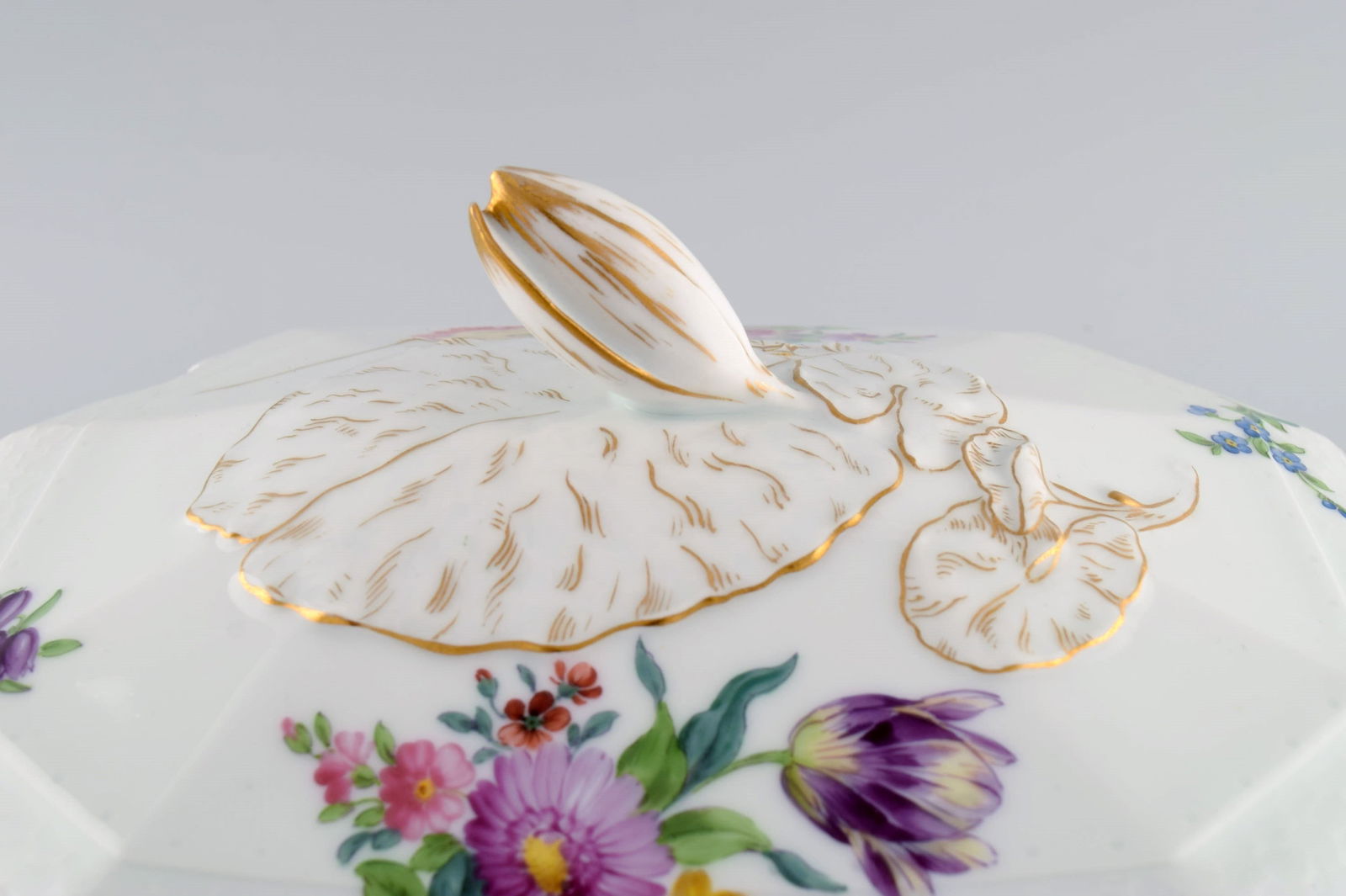 Royal Copenhagen Saxon Flower special version. Large and rare lidded tureen with saucer. Lid and - 5