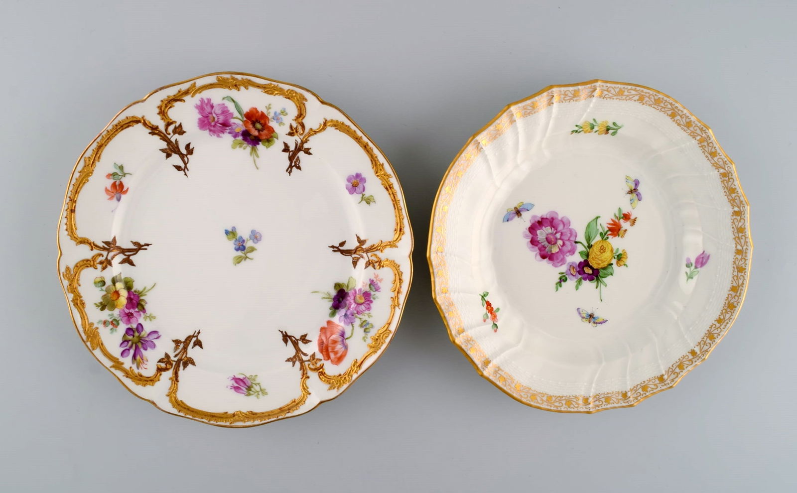 KPM, Berlin. Two antique plates in curved porcelain with hand-painted flowers and gold decoration. (1 of 6)