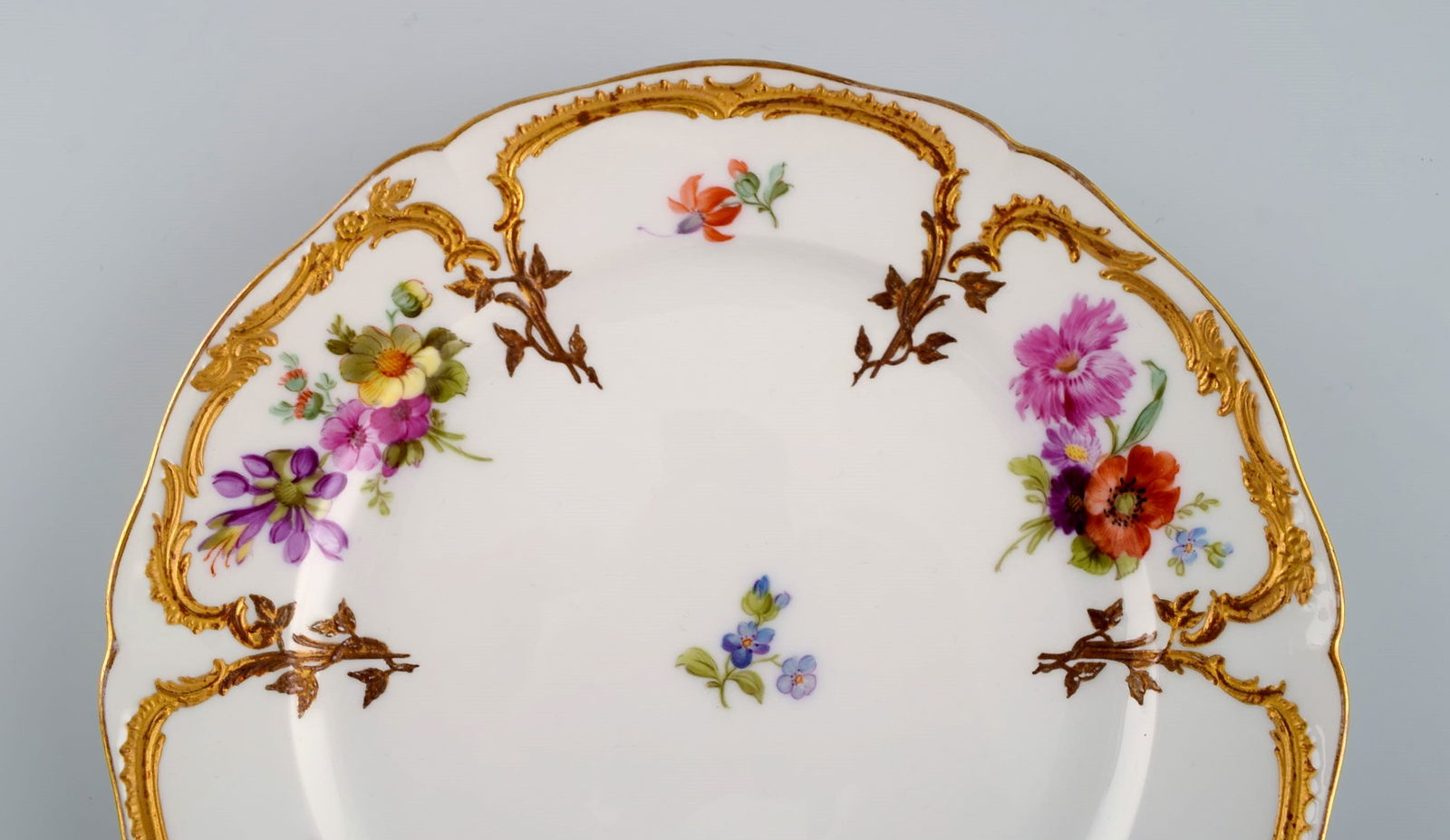 KPM, Berlin. Two antique plates in curved porcelain with hand-painted flowers and gold decoration. - 3