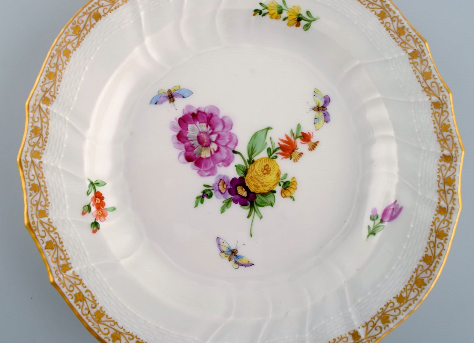 KPM, Berlin. Two antique plates in curved porcelain with hand-painted flowers and gold decoration. - 5