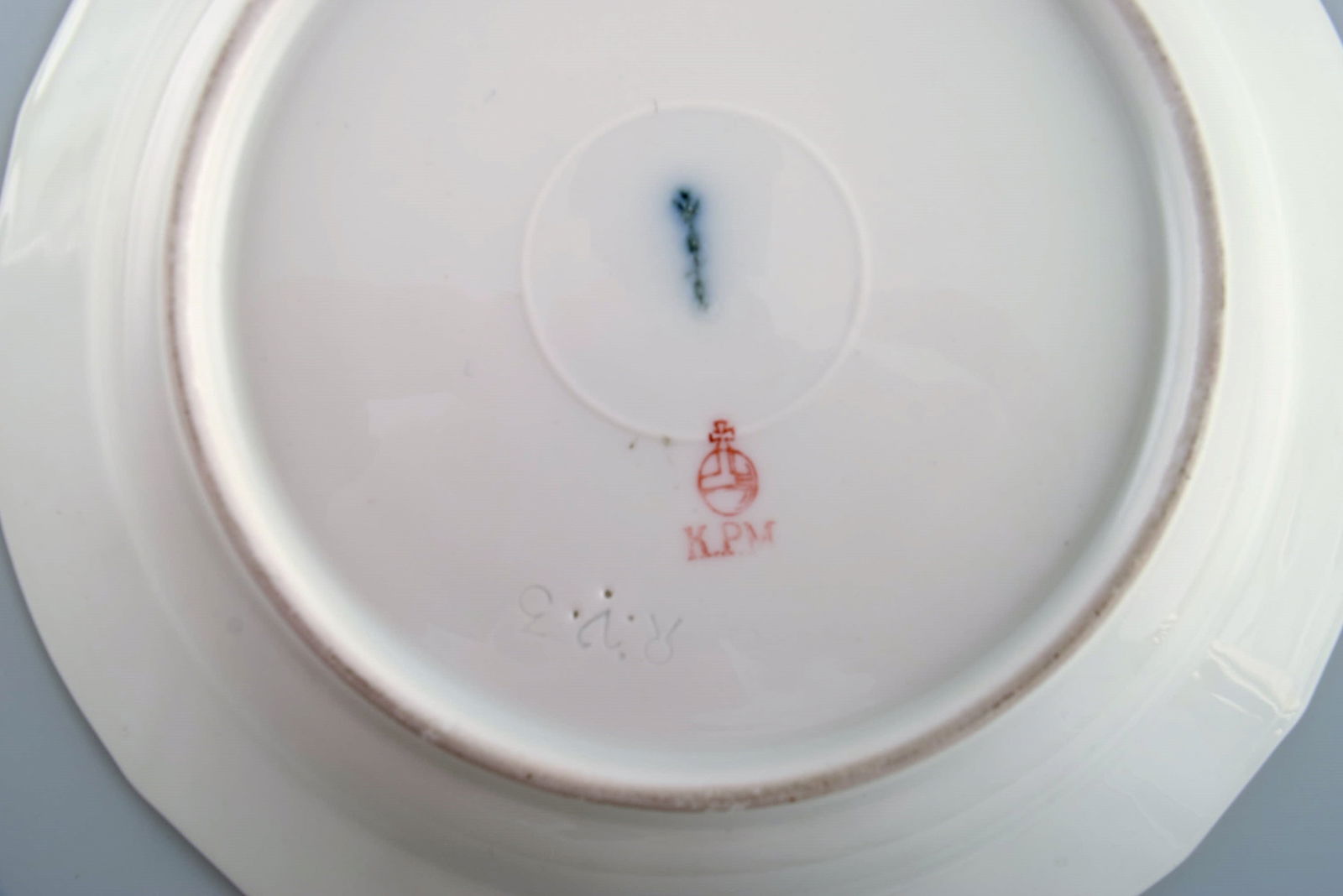 KPM, Berlin. Two antique plates in curved porcelain with hand-painted flowers and gold decoration. - 6