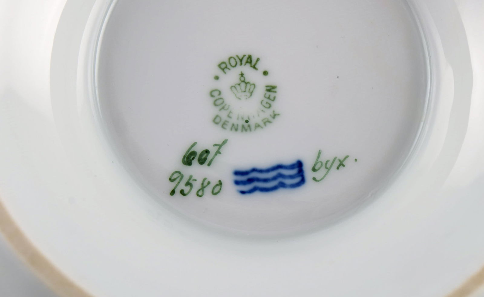 Royal Copenhagen service no. 607. Porcelain sauce bowl. Gold border with foliage. Model number - 6
