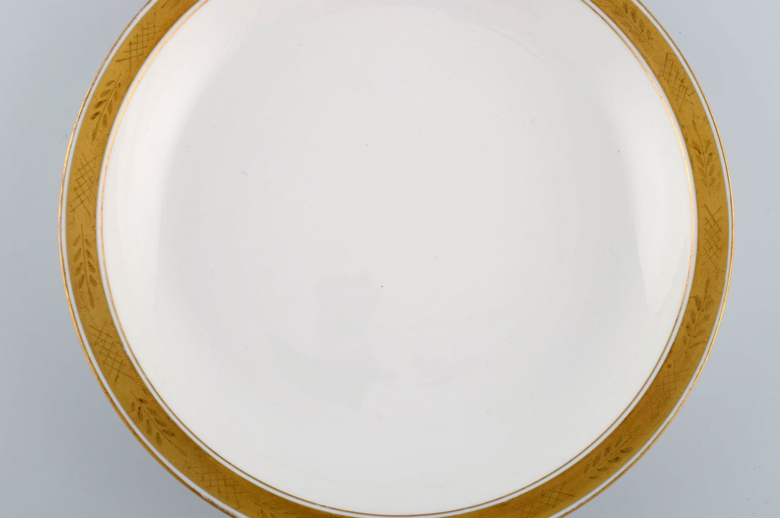 Royal Copenhagen service no. 607. Round porcelain serving dish. Gold border with foliage. Model - 2