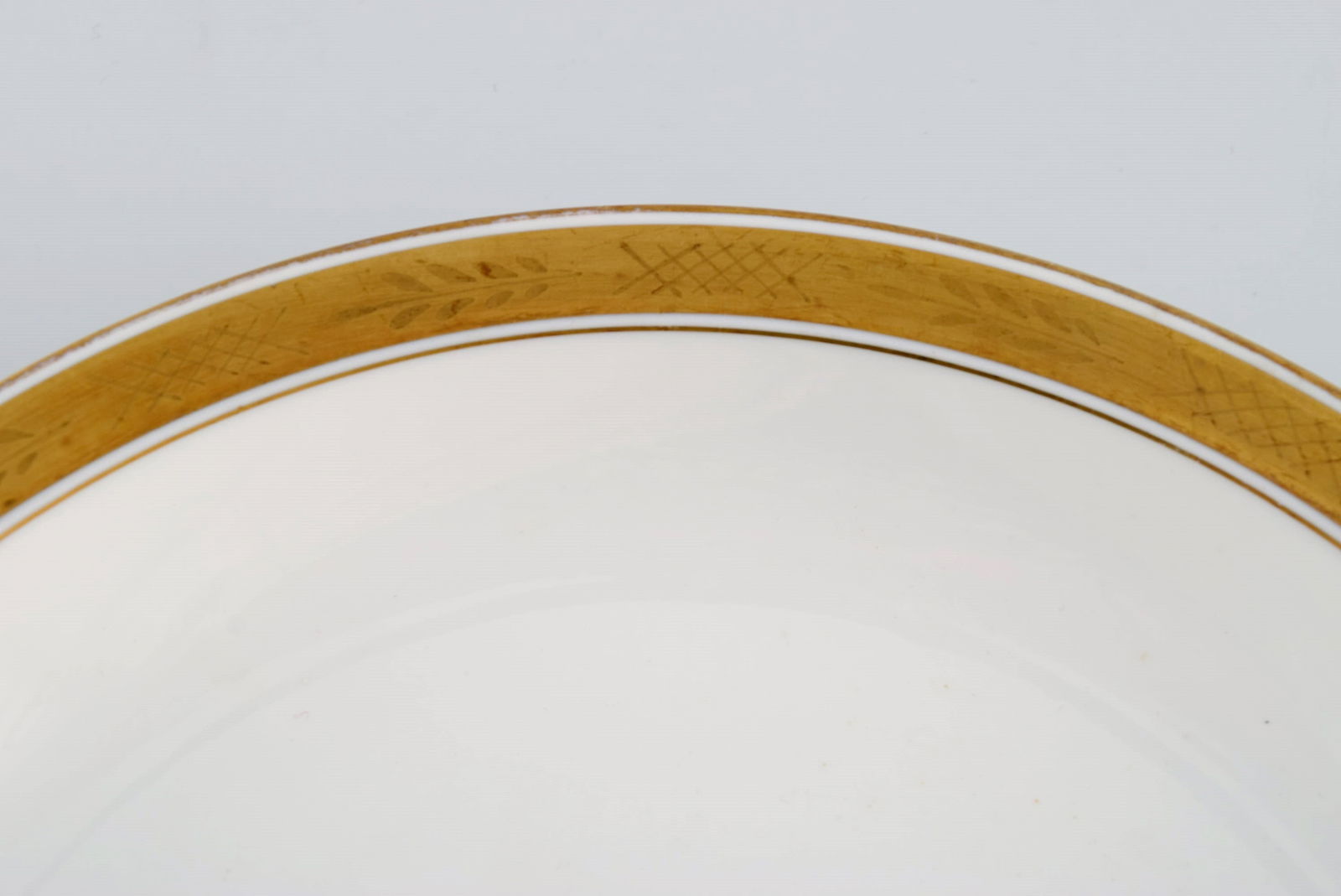 Royal Copenhagen service no. 607. Round porcelain serving dish. Gold border with foliage. Model - 3