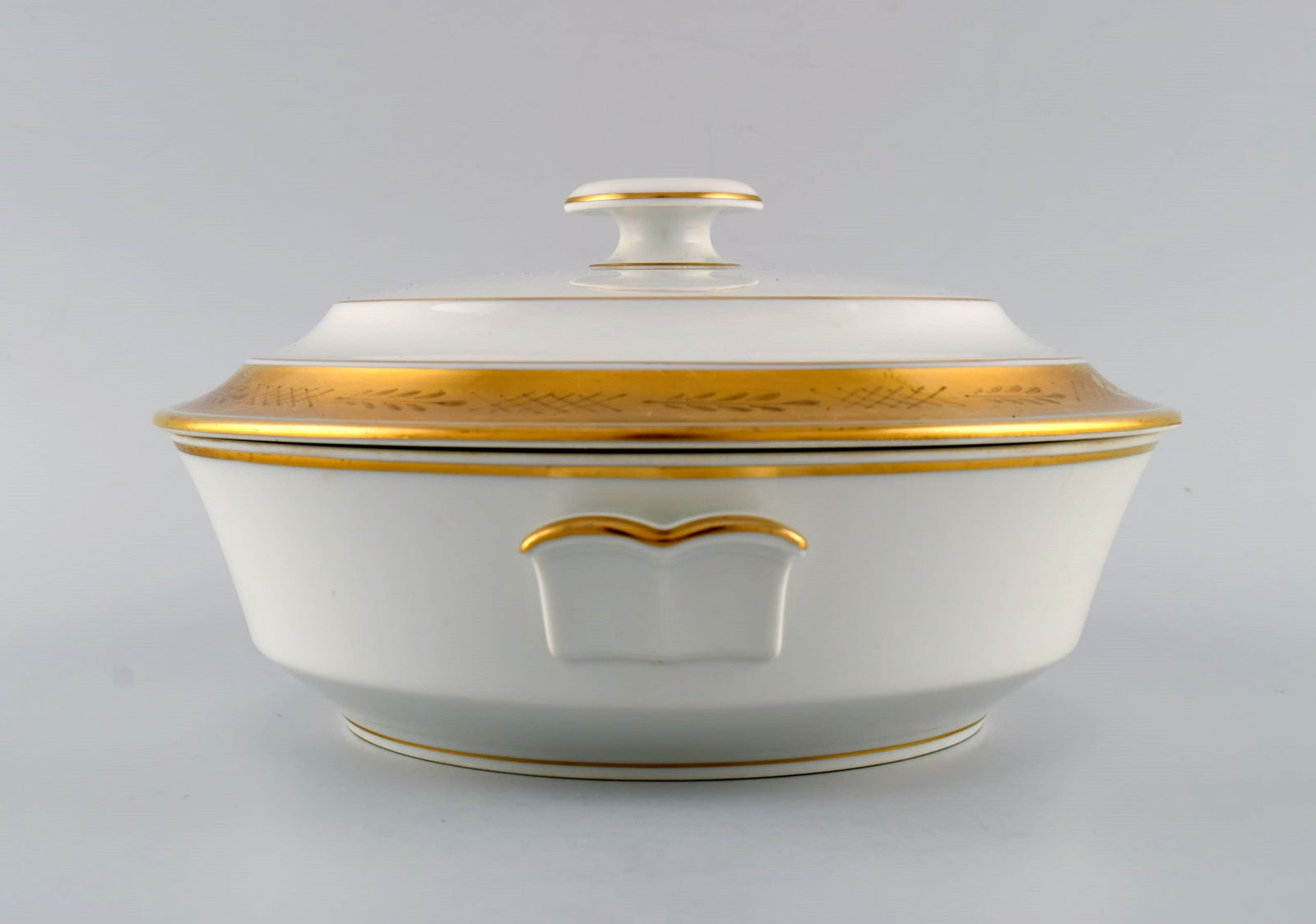 Royal Copenhagen service no. 607. Porcelain lidded tureen. Gold border with foliage. Model number - 3
