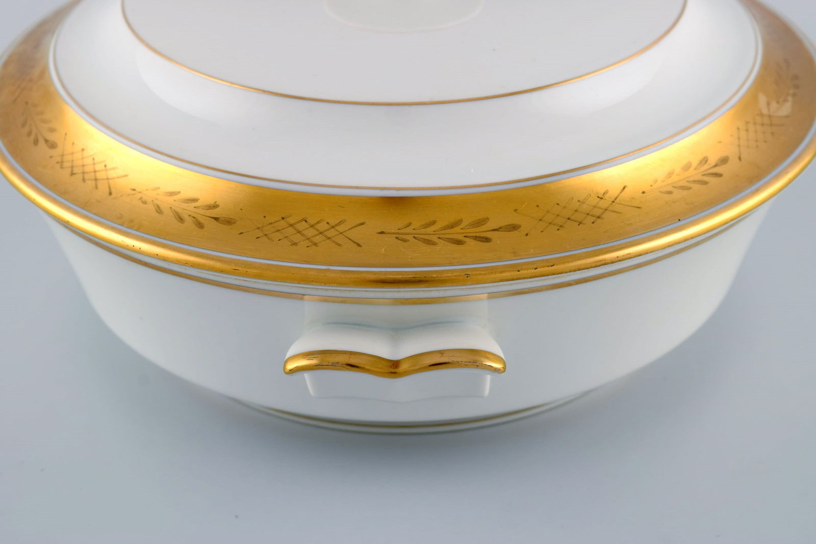 Royal Copenhagen service no. 607. Porcelain lidded tureen. Gold border with foliage. Model number - 4