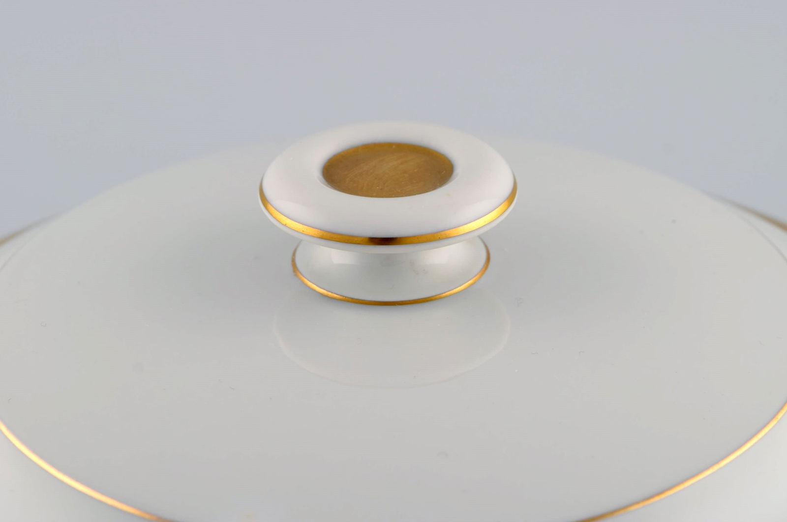 Royal Copenhagen service no. 607. Porcelain lidded tureen. Gold border with foliage. Model number - 5