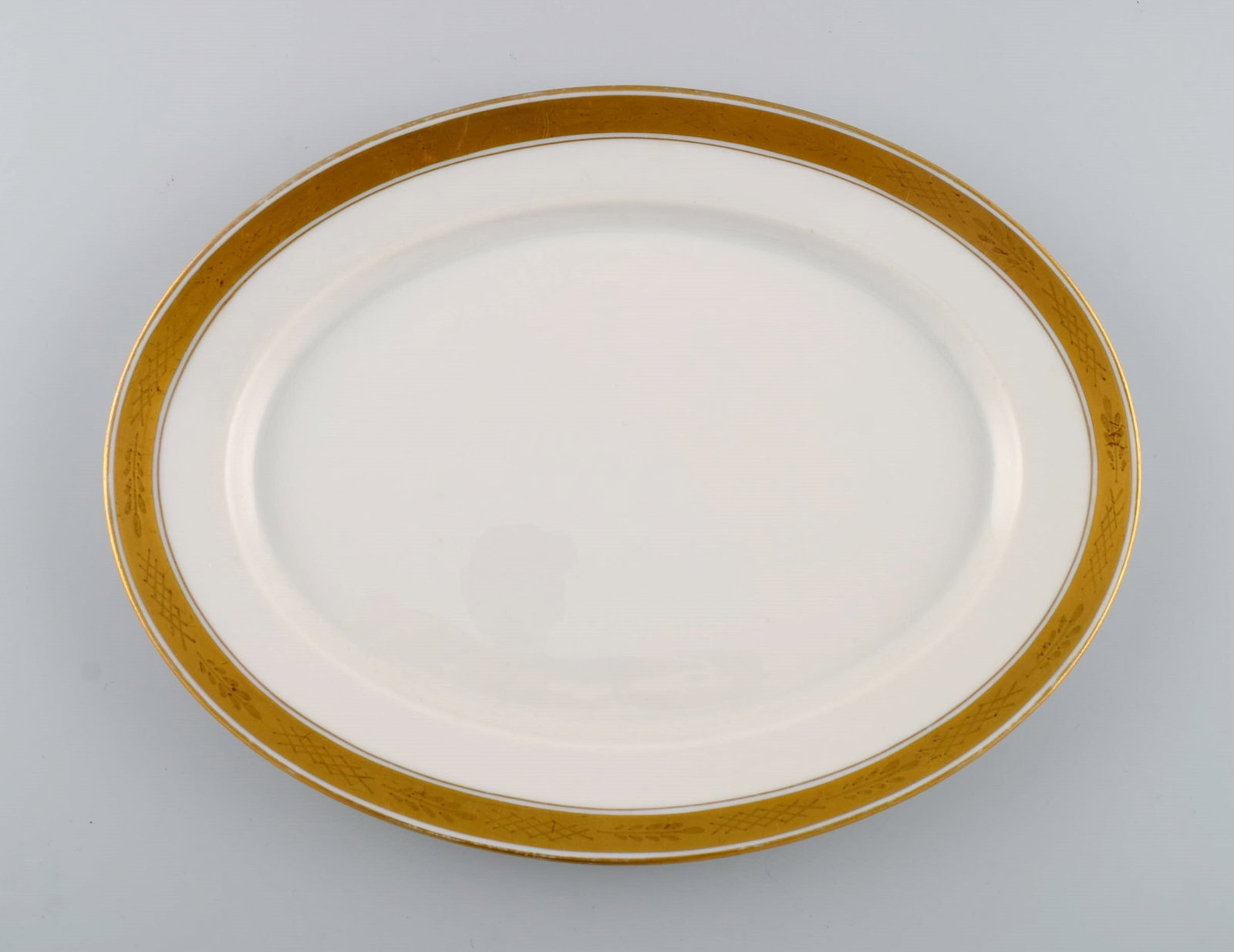 Royal Copenhagen service no. 607. Two oval porcelain dishes. Gold border with foliage. 1940s. - 2