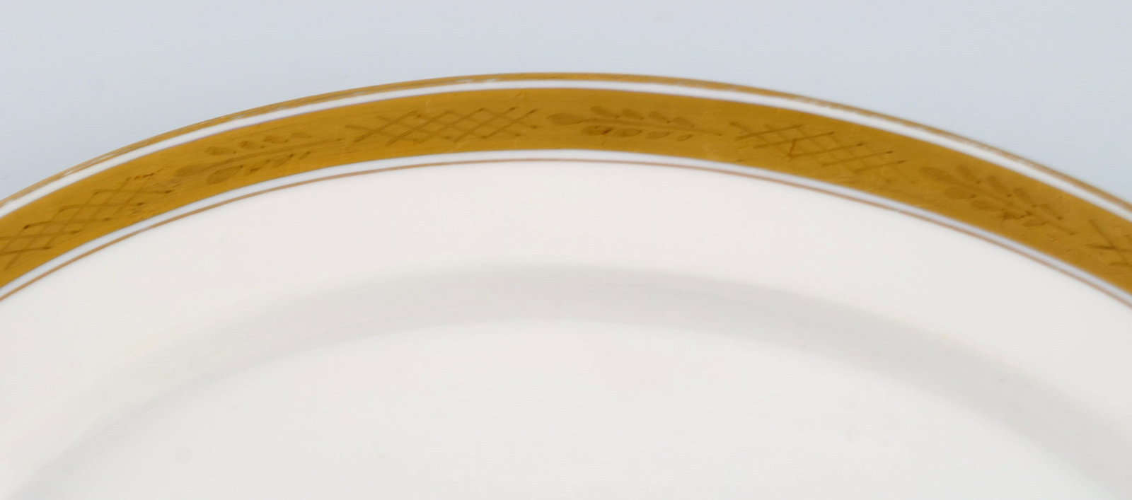 Royal Copenhagen service no. 607. Two oval porcelain dishes. Gold border with foliage. 1940s. - 4