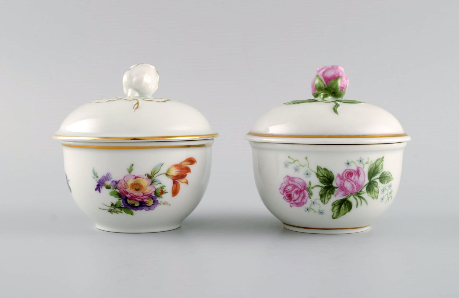 Fürstenberg, Germany. Two antique lidded bowls in hand-painted porcelain with flowers and gold - 2